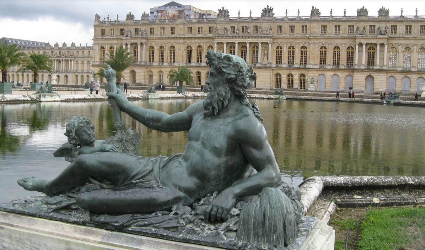 Вид на Версальский дворец из парка